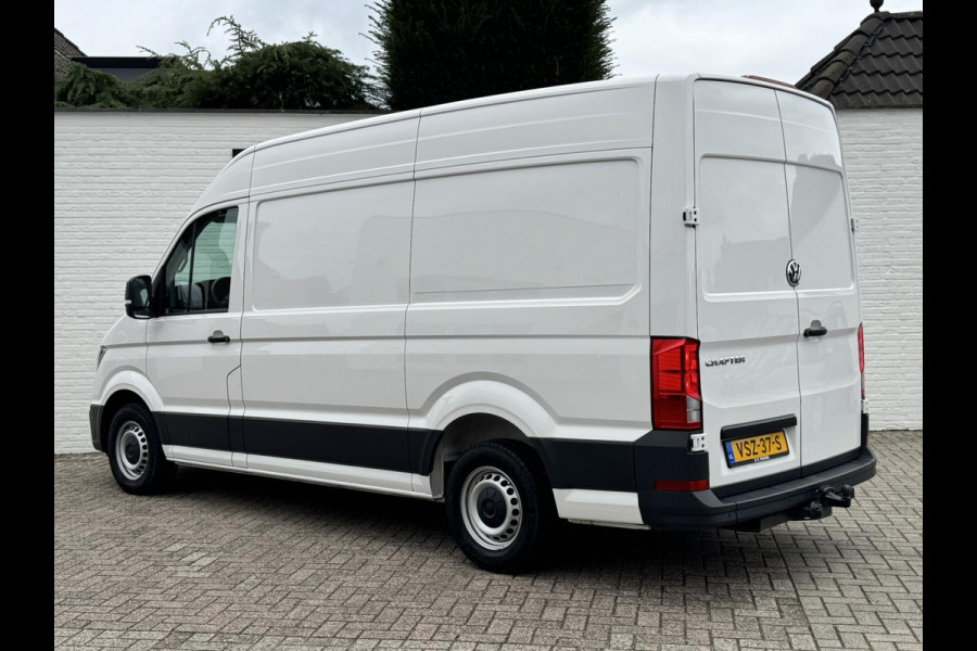Volkswagen Crafter 30 2.0 TDI L3H3 Highline Carplay DAB Cruise Verwarmde voorruit Trekhaak Lat om Lat