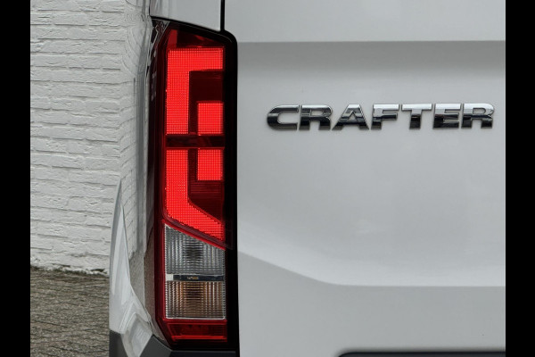 Volkswagen Crafter 30 2.0 TDI L3H3 Highline Carplay DAB Cruise Verwarmde voorruit Trekhaak Lat om Lat