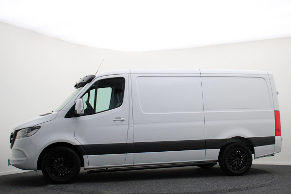Mercedes-Benz Sprinter 317 CDI Aut. L2H1 3-Zits, Leer, Camera, Standkachel, Apple Carplay, Trekhaak, DAB, Cruise, 18" Mercedes-Benz Sprinter 317 CDI Aut. L2H1 3-Zits, Leer, Camera, Standkachel, Apple Carplay, Trekhaak, DAB, Cruise, 18"