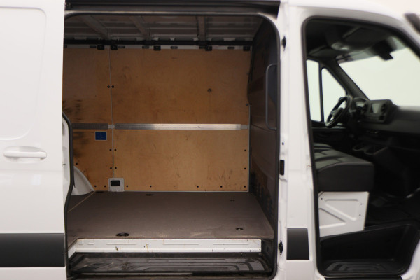 Mercedes-Benz Sprinter 317 CDI Aut. L2H1 3-Zits, Leer, Camera, Standkachel, Apple Carplay, Trekhaak, DAB, Cruise, 18" Mercedes-Benz Sprinter 317 CDI Aut. L2H1 3-Zits, Leer, Camera, Standkachel, Apple Carplay, Trekhaak, DAB, Cruise, 18"