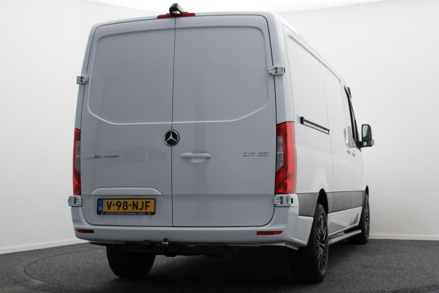 Mercedes-Benz Sprinter 317 CDI Aut. L2H1 3-Zits, Leer, Camera, Standkachel, Apple Carplay, Trekhaak, DAB, Cruise, 18" Mercedes-Benz Sprinter 317 CDI Aut. L2H1 3-Zits, Leer, Camera, Standkachel, Apple Carplay, Trekhaak, DAB, Cruise, 18"