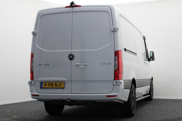 Mercedes-Benz Sprinter 317 CDI Aut. L2H1 3-Zits, Leer, Camera, Standkachel, Apple Carplay, Trekhaak, DAB, Cruise, 18" Mercedes-Benz Sprinter 317 CDI Aut. L2H1 3-Zits, Leer, Camera, Standkachel, Apple Carplay, Trekhaak, DAB, Cruise, 18"