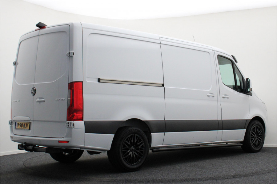 Mercedes-Benz Sprinter 317 CDI Aut. L2H1 3-Zits, Leer, Camera, Standkachel, Apple Carplay, Trekhaak, DAB, Cruise, 18" Mercedes-Benz Sprinter 317 CDI Aut. L2H1 3-Zits, Leer, Camera, Standkachel, Apple Carplay, Trekhaak, DAB, Cruise, 18"
