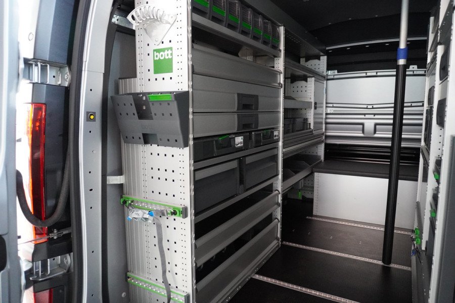 Renault Trafic 2.0 Blue dCi 170PK T30 L2H2 Complete BOTT Werkplaatsinrichting nr. V186 | Airco | Cruise | Navi | trekhaak