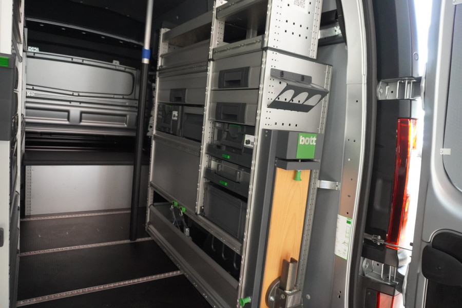 Renault Trafic 2.0 Blue dCi 170PK T30 L2H2 Complete BOTT Werkplaatsinrichting nr. V186 | Airco | Cruise | Navi | trekhaak