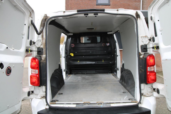 Toyota ProAce Long Worker 2.0 177PK Automaat Professional / Camera / Trekhaak / 2x schuifdeur Toyota ProAce Long Worker 2.0 177PK Automaat Professional / Camera / Trekhaak / 2x schuifdeur