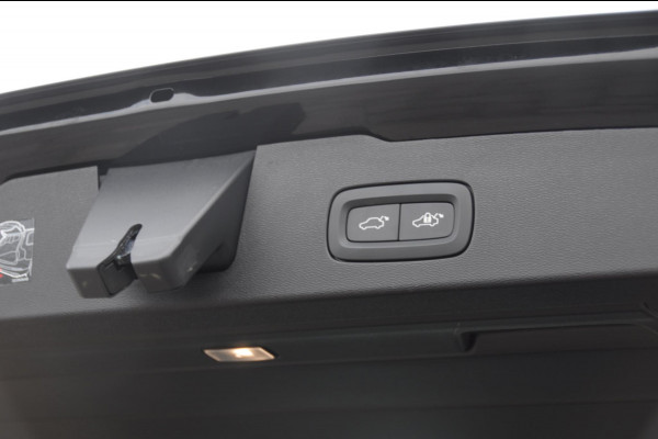 Volvo V60 T6 350PK Automaat AWD Plus Dark / Adaptive cruise control / Elektrische stoelen / Harman Kardon audio / Trekhaak / Pilot assist / BLIS / Stoel en stuur verwarming / Elektrische achterklep / Parkeersensoren met 360 camera / Google infotainment