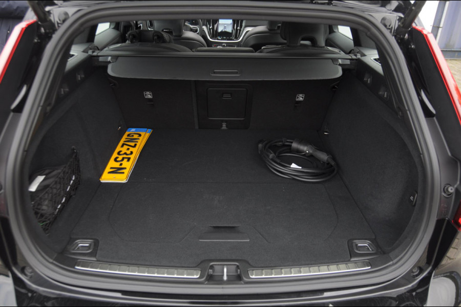Volvo V60 T6 350PK Automaat AWD Plus Dark / Adaptive cruise control / Elektrische stoelen / Harman Kardon audio / Trekhaak / Pilot assist / BLIS / Stoel en stuur verwarming / Elektrische achterklep / Parkeersensoren met 360 camera / Google infotainment