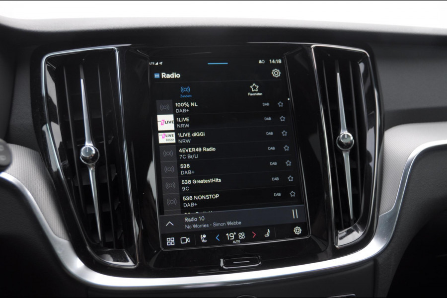 Volvo V60 T6 350PK Automaat AWD Plus Dark / Adaptive cruise control / Elektrische stoelen / Harman Kardon audio / Trekhaak / Pilot assist / BLIS / Stoel en stuur verwarming / Elektrische achterklep / Parkeersensoren met 360 camera / Google infotainment