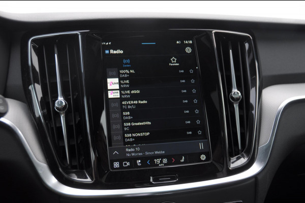 Volvo V60 T6 350PK Automaat AWD Plus Dark / Adaptive cruise control / Elektrische stoelen / Harman Kardon audio / Trekhaak / Pilot assist / BLIS / Stoel en stuur verwarming / Elektrische achterklep / Parkeersensoren met 360 camera / Google infotainment