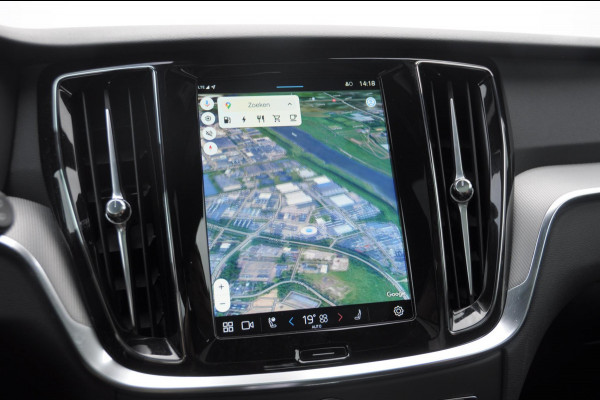 Volvo V60 T6 350PK Automaat AWD Plus Dark / Adaptive cruise control / Elektrische stoelen / Harman Kardon audio / Trekhaak / Pilot assist / BLIS / Stoel en stuur verwarming / Elektrische achterklep / Parkeersensoren met 360 camera / Google infotainment