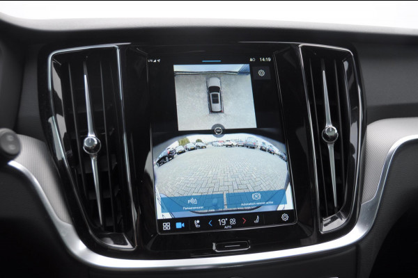Volvo V60 T6 350PK Automaat AWD Plus Dark / Adaptive cruise control / Elektrische stoelen / Harman Kardon audio / Trekhaak / Pilot assist / BLIS / Stoel en stuur verwarming / Elektrische achterklep / Parkeersensoren met 360 camera / Google infotainment
