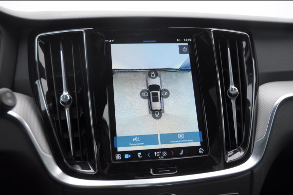 Volvo V60 T6 350PK Automaat AWD Plus Dark / Adaptive cruise control / Elektrische stoelen / Harman Kardon audio / Trekhaak / Pilot assist / BLIS / Stoel en stuur verwarming / Elektrische achterklep / Parkeersensoren met 360 camera / Google infotainment