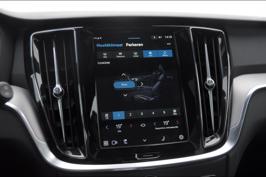 Volvo V60 T6 350PK Automaat AWD Plus Dark / Adaptive cruise control / Elektrische stoelen / Harman Kardon audio / Trekhaak / Pilot assist / BLIS / Stoel en stuur verwarming / Elektrische achterklep / Parkeersensoren met 360 camera / Google infotainment