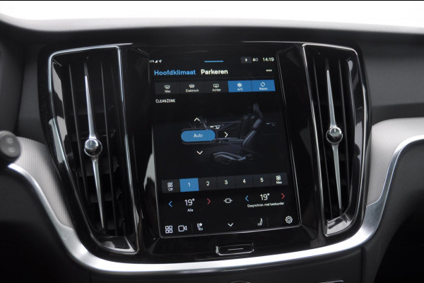 Volvo V60 T6 350PK Automaat AWD Plus Dark / Adaptive cruise control / Elektrische stoelen / Harman Kardon audio / Trekhaak / Pilot assist / BLIS / Stoel en stuur verwarming / Elektrische achterklep / Parkeersensoren met 360 camera / Google infotainment