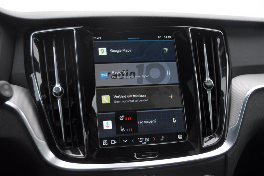 Volvo V60 T6 350PK Automaat AWD Plus Dark / Adaptive cruise control / Elektrische stoelen / Harman Kardon audio / Trekhaak / Pilot assist / BLIS / Stoel en stuur verwarming / Elektrische achterklep / Parkeersensoren met 360 camera / Google infotainment