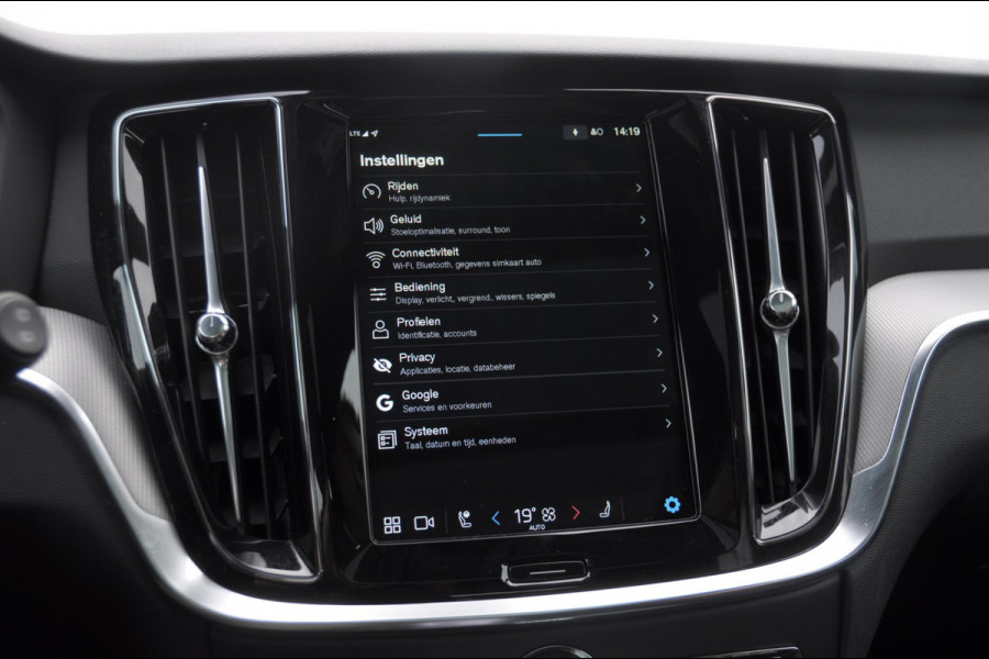 Volvo V60 T6 350PK Automaat AWD Plus Dark / Adaptive cruise control / Elektrische stoelen / Harman Kardon audio / Trekhaak / Pilot assist / BLIS / Stoel en stuur verwarming / Elektrische achterklep / Parkeersensoren met 360 camera / Google infotainment