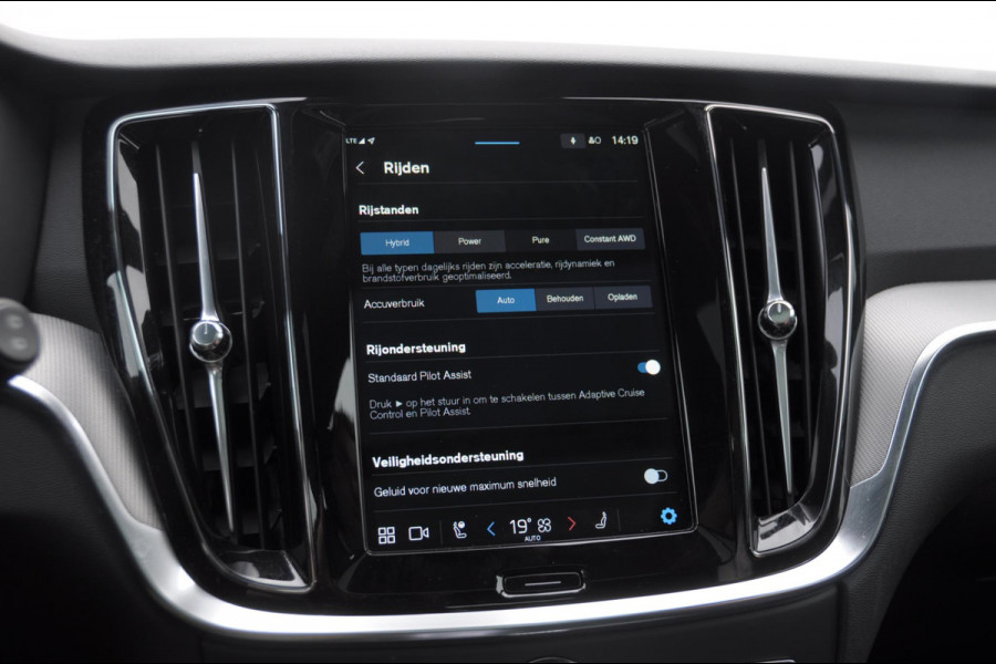 Volvo V60 T6 350PK Automaat AWD Plus Dark / Adaptive cruise control / Elektrische stoelen / Harman Kardon audio / Trekhaak / Pilot assist / BLIS / Stoel en stuur verwarming / Elektrische achterklep / Parkeersensoren met 360 camera / Google infotainment