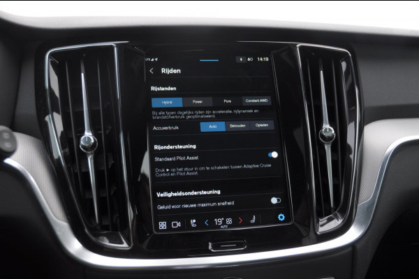 Volvo V60 T6 350PK Automaat AWD Plus Dark / Adaptive cruise control / Elektrische stoelen / Harman Kardon audio / Trekhaak / Pilot assist / BLIS / Stoel en stuur verwarming / Elektrische achterklep / Parkeersensoren met 360 camera / Google infotainment