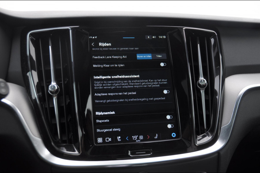Volvo V60 T6 350PK Automaat AWD Plus Dark / Adaptive cruise control / Elektrische stoelen / Harman Kardon audio / Trekhaak / Pilot assist / BLIS / Stoel en stuur verwarming / Elektrische achterklep / Parkeersensoren met 360 camera / Google infotainment