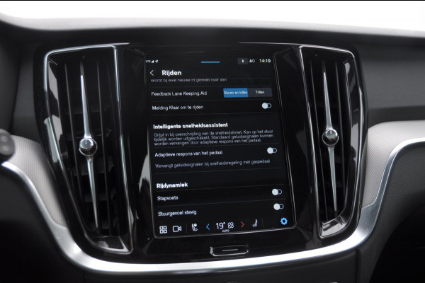 Volvo V60 T6 350PK Automaat AWD Plus Dark / Adaptive cruise control / Elektrische stoelen / Harman Kardon audio / Trekhaak / Pilot assist / BLIS / Stoel en stuur verwarming / Elektrische achterklep / Parkeersensoren met 360 camera / Google infotainment