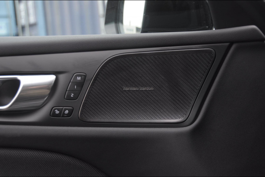 Volvo V60 T6 350PK Automaat AWD Plus Dark / Adaptive cruise control / Elektrische stoelen / Harman Kardon audio / Trekhaak / Pilot assist / BLIS / Stoel en stuur verwarming / Elektrische achterklep / Parkeersensoren met 360 camera / Google infotainment