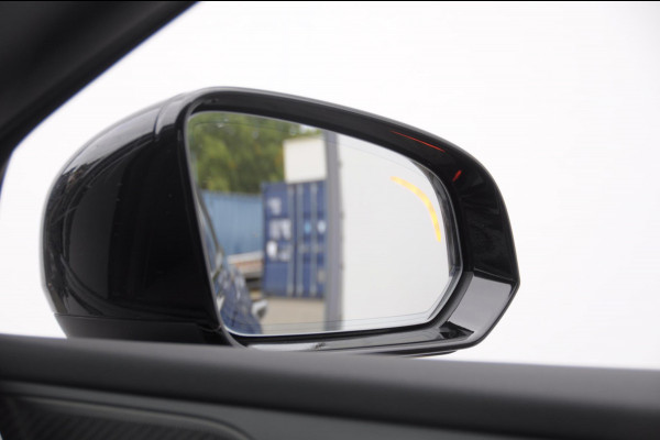 Volvo V60 T6 350PK Automaat AWD Plus Dark / Adaptive cruise control / Elektrische stoelen / Harman Kardon audio / Trekhaak / Pilot assist / BLIS / Stoel en stuur verwarming / Elektrische achterklep / Parkeersensoren met 360 camera / Google infotainment