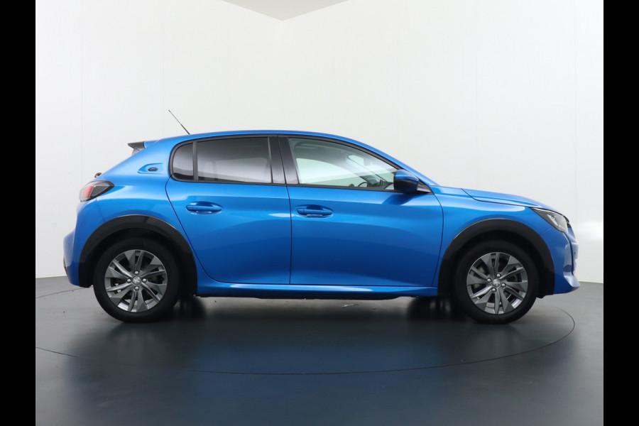 Peugeot e-208 EV Allure 50kWh Pano-dak Adaptieve Cruise Control 360°Camera Navi Ecc Stoelverwarming Apple Carplay Android Auto DAB+ Lane Assist Keyless Led Pdc 1e Eigenaar 100% Dealeronderhouden Origineel Nederlandse Auto
