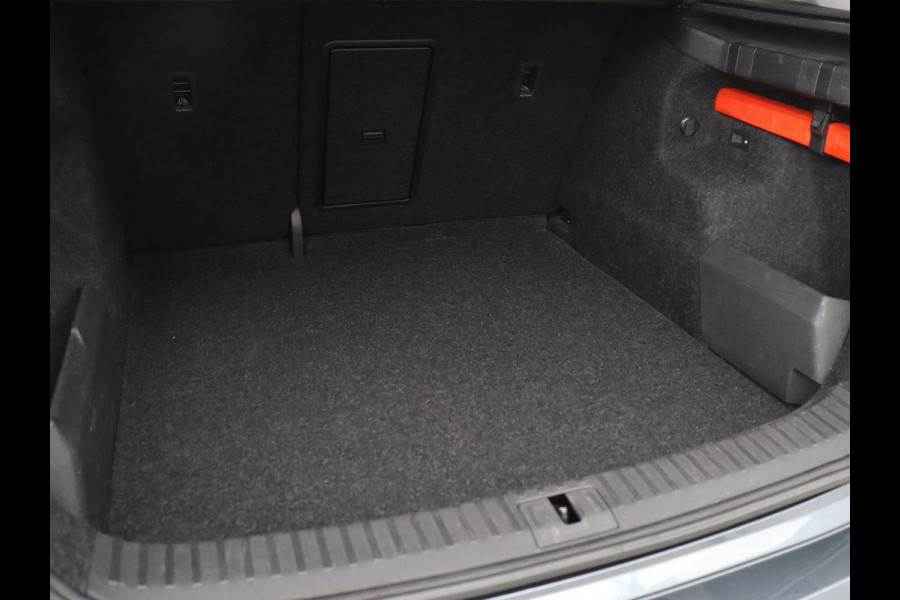 Škoda ENYAQ iV 60 | Trekhaak | Adaptive cruise | Camera | Keyless | Stuurverwarming | Half leder | 19'' | Carplay | Navigatie | Digital Cockpit | Full LED | File Assistent | Parkeerhulp