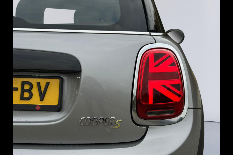 MINI Mini Electric CAMDEN automaat 33 kWh, 12912 km, 1/2 lederen sportinterieur, stoelverwarming, 1 e eigenaar, nl auto met nap MINI Mini Electric CAMDEN automaat 33 kWh, 12912 km, 1/2 lederen sportinterieur, stoelverwarming, 1 e eigenaar, nl auto met nap