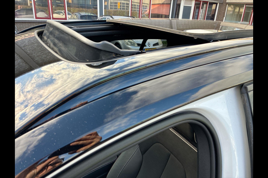 Volvo XC40 2.0 B3 R-Design | SkyRoof | Pilot Assist| Park Assist | 18" Lm-velgen | Two Tone Lak | Apple Carplay / Android Auto Volvo XC40 2.0 B3 R-Design | SkyRoof | Pilot Assist| Park Assist | 18" Lm-velgen | Two Tone Lak | Apple Carplay / Android Auto