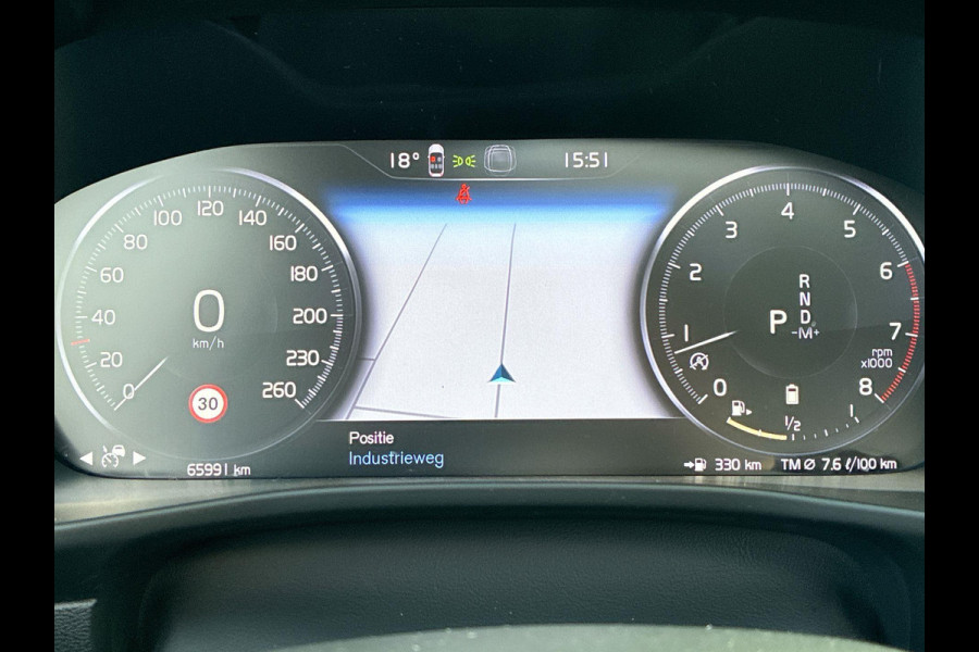 Volvo XC40 2.0 B3 R-Design | SkyRoof | Pilot Assist| Park Assist | 18" Lm-velgen | Two Tone Lak | Apple Carplay / Android Auto Volvo XC40 2.0 B3 R-Design | SkyRoof | Pilot Assist| Park Assist | 18" Lm-velgen | Two Tone Lak | Apple Carplay / Android Auto