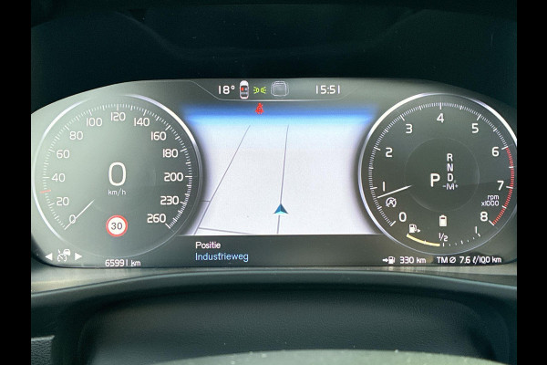 Volvo XC40 2.0 B3 R-Design | SkyRoof | Pilot Assist| Park Assist | 18" Lm-velgen | Two Tone Lak | Apple Carplay / Android Auto Volvo XC40 2.0 B3 R-Design | SkyRoof | Pilot Assist| Park Assist | 18" Lm-velgen | Two Tone Lak | Apple Carplay / Android Auto