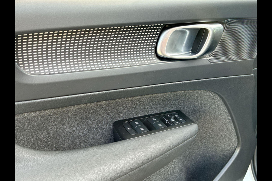 Volvo XC40 2.0 B3 R-Design | SkyRoof | Pilot Assist| Park Assist | 18" Lm-velgen | Two Tone Lak | Apple Carplay / Android Auto Volvo XC40 2.0 B3 R-Design | SkyRoof | Pilot Assist| Park Assist | 18" Lm-velgen | Two Tone Lak | Apple Carplay / Android Auto