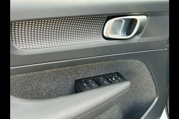 Volvo XC40 2.0 B3 R-Design | SkyRoof | Pilot Assist| Park Assist | 18" Lm-velgen | Two Tone Lak | Apple Carplay / Android Auto Volvo XC40 2.0 B3 R-Design | SkyRoof | Pilot Assist| Park Assist | 18" Lm-velgen | Two Tone Lak | Apple Carplay / Android Auto