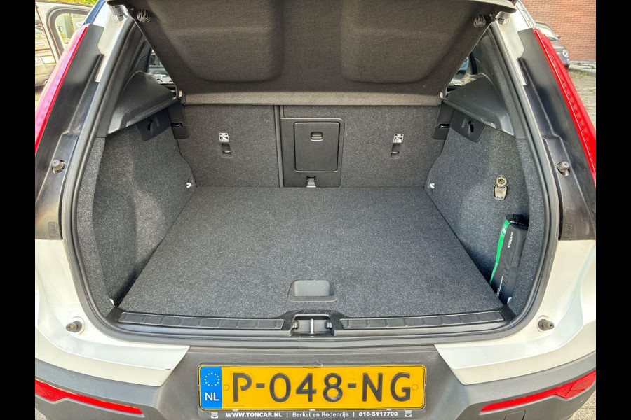 Volvo XC40 2.0 B3 R-Design | SkyRoof | Pilot Assist| Park Assist | 18" Lm-velgen | Two Tone Lak | Apple Carplay / Android Auto Volvo XC40 2.0 B3 R-Design | SkyRoof | Pilot Assist| Park Assist | 18" Lm-velgen | Two Tone Lak | Apple Carplay / Android Auto