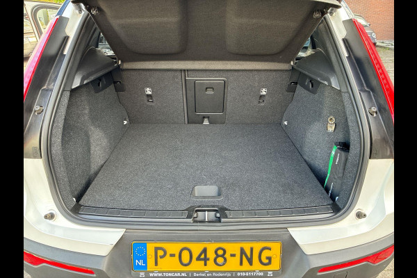 Volvo XC40 2.0 B3 R-Design | SkyRoof | Pilot Assist| Park Assist | 18" Lm-velgen | Two Tone Lak | Apple Carplay / Android Auto Volvo XC40 2.0 B3 R-Design | SkyRoof | Pilot Assist| Park Assist | 18" Lm-velgen | Two Tone Lak | Apple Carplay / Android Auto