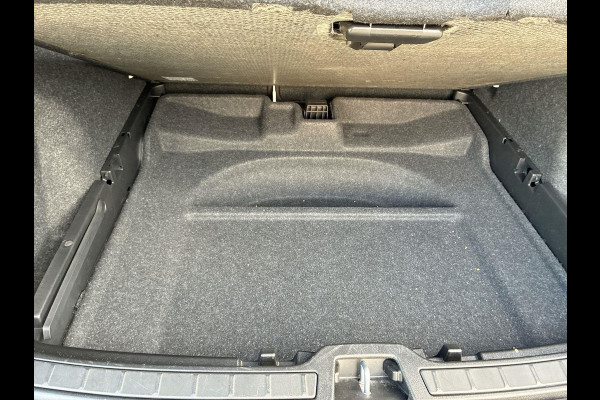 Volvo XC40 2.0 B3 R-Design | SkyRoof | Pilot Assist| Park Assist | 18" Lm-velgen | Two Tone Lak | Apple Carplay / Android Auto Volvo XC40 2.0 B3 R-Design | SkyRoof | Pilot Assist| Park Assist | 18" Lm-velgen | Two Tone Lak | Apple Carplay / Android Auto