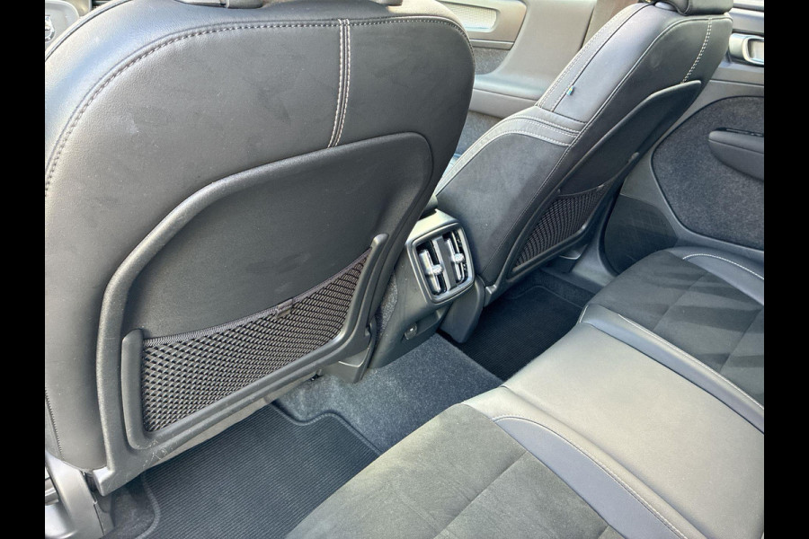 Volvo XC40 2.0 B3 R-Design | SkyRoof | Pilot Assist| Park Assist | 18" Lm-velgen | Two Tone Lak | Apple Carplay / Android Auto Volvo XC40 2.0 B3 R-Design | SkyRoof | Pilot Assist| Park Assist | 18" Lm-velgen | Two Tone Lak | Apple Carplay / Android Auto