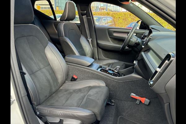 Volvo XC40 2.0 B3 R-Design | SkyRoof | Pilot Assist| Park Assist | 18" Lm-velgen | Two Tone Lak | Apple Carplay / Android Auto Volvo XC40 2.0 B3 R-Design | SkyRoof | Pilot Assist| Park Assist | 18" Lm-velgen | Two Tone Lak | Apple Carplay / Android Auto