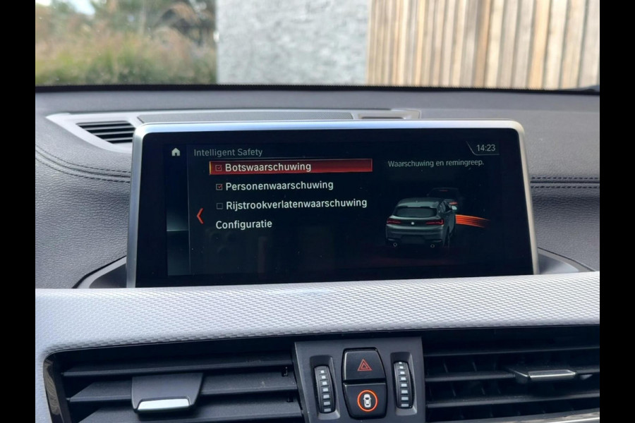 BMW X2 sDrive20i M-sport Automaat | Panoramadak | DAB | LED verlichting | 20 inch | Schakelflippers | Lederen bekleding | Stoelverwarmi BMW X2 sDrive20i M-sport Automaat | Panoramadak | DAB | LED verlichting | 20 inch | Schakelflippers | Lederen bekleding | Stoelverwarmi