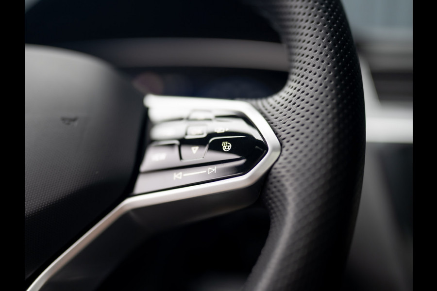 Volkswagen Tiguan 1.5 TSI R-Line Black Style | Panodak | Elk. A-klep | IQ Light | Camera | Prijs Rijklaar!!