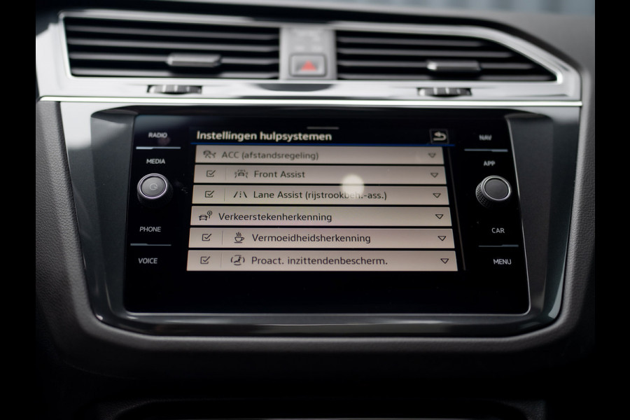 Volkswagen Tiguan 1.5 TSI R-Line Black Style | Panodak | Elk. A-klep | IQ Light | Camera | Prijs Rijklaar!!