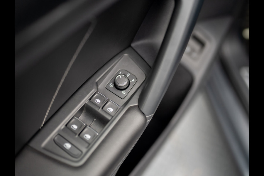 Volkswagen Tiguan 1.4 TSI eHybrid R-Line Business+ | Trekhaak wegkl. | Head Up | Keyless | Side Assist | Elk. A-klep | Prijs Rijklaar!! Volkswagen Tiguan 1.4 TSI eHybrid R-Line Business+ | Trekhaak wegkl. | Head Up | Keyless | Side Assist | Elk. A-klep | Prijs Rijklaar!!