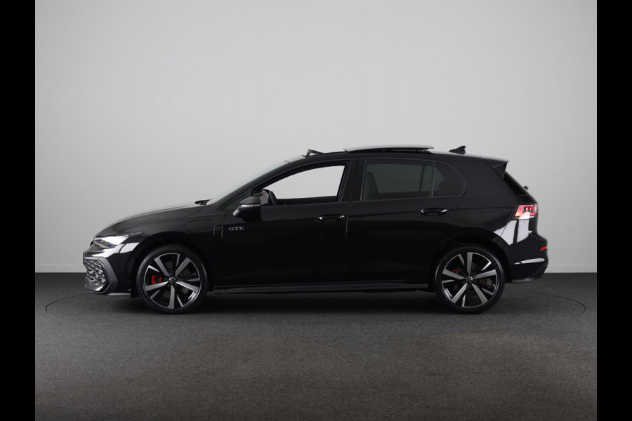 Volkswagen Golf 1.5 eHybrid GTE 272 pk Automaat (DSG) | Private lease vanaf € 782,- pm | Sportpakket | Panoramadak | Lederen bekleding | Elektr. trekhaak | Parkeersensoren | Blackstyle | Stoelverwarming |