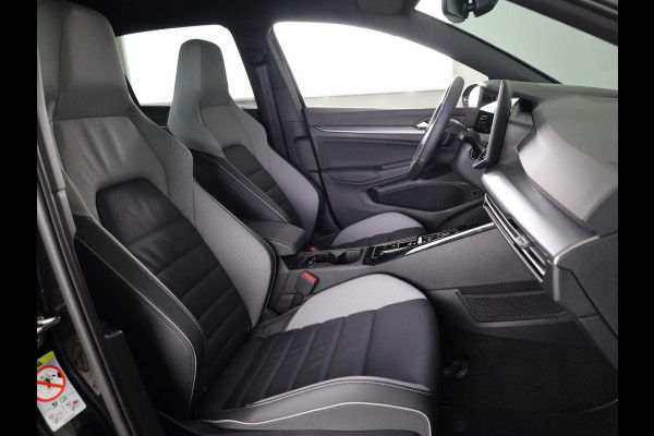 Volkswagen Golf 1.5 eHybrid GTE 272 pk Automaat (DSG) | Private lease vanaf € 782,- pm | Sportpakket | Panoramadak | Lederen bekleding | Elektr. trekhaak | Parkeersensoren | Blackstyle | Stoelverwarming |