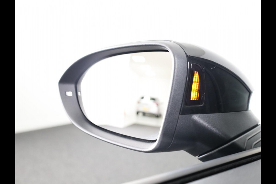 Volkswagen Golf 1.5 eHybrid GTE 272 pk Automaat (DSG) | Private lease vanaf € 782,- pm | Sportpakket | Panoramadak | Lederen bekleding | Elektr. trekhaak | Parkeersensoren | Blackstyle | Stoelverwarming |