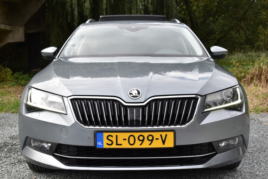 Škoda Superb Combi TSI ACT 150PK DSG AMBITION BUSINESS NAVI/CARPLAY/TREKHAAK/PANORAMADAK Škoda Superb Combi TSI ACT 150PK DSG AMBITION BUSINESS NAVI/CARPLAY/TREKHAAK/PANORAMADAK