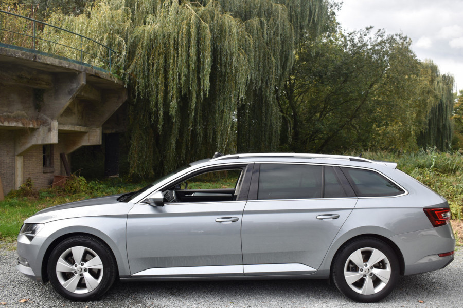 Škoda Superb Combi TSI ACT 150PK DSG AMBITION BUSINESS NAVI/CARPLAY/TREKHAAK/PANORAMADAK Škoda Superb Combi TSI ACT 150PK DSG AMBITION BUSINESS NAVI/CARPLAY/TREKHAAK/PANORAMADAK