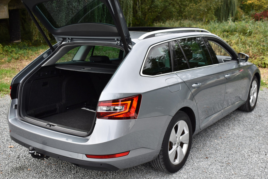 Škoda Superb Combi TSI ACT 150PK DSG AMBITION BUSINESS NAVI/CARPLAY/TREKHAAK/PANORAMADAK Škoda Superb Combi TSI ACT 150PK DSG AMBITION BUSINESS NAVI/CARPLAY/TREKHAAK/PANORAMADAK